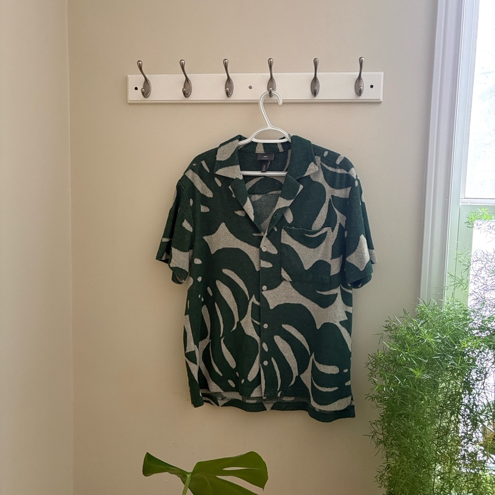 💚H&M Green and Cream Patterned Shirt🏝️